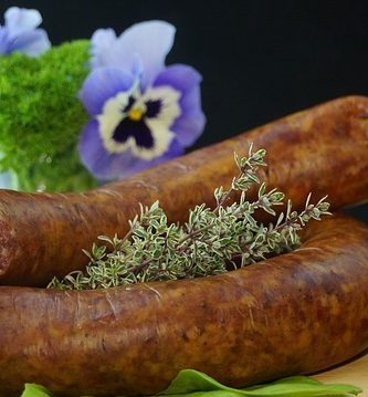 cate calorii au carnatii