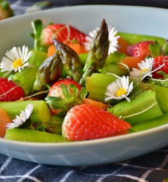 cum se face o salata de fructe cu capsuni